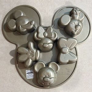 William Sonoma Disney Mickey & Minnie Cake Pan